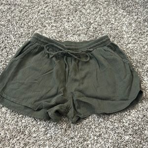 Universal thread, green shorts, size extra small